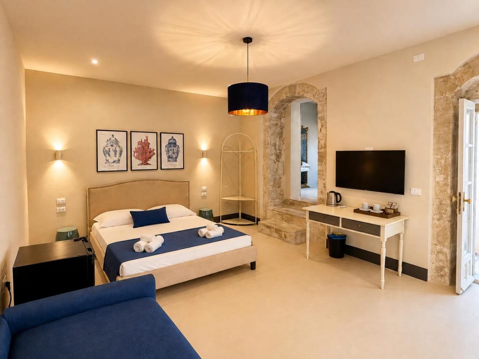 Bed, TV and multimedia, Photo of the whole room, Bedroom