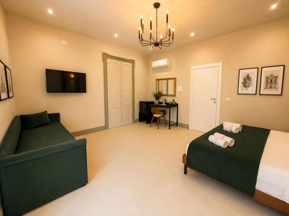 Bed, TV and multimedia, Photo of the whole room, Bedroom