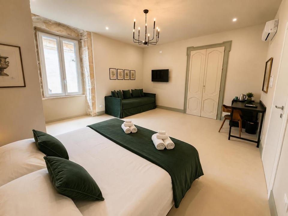 Bed, TV and multimedia, Photo of the whole room, Bedroom, towels, air conditioner