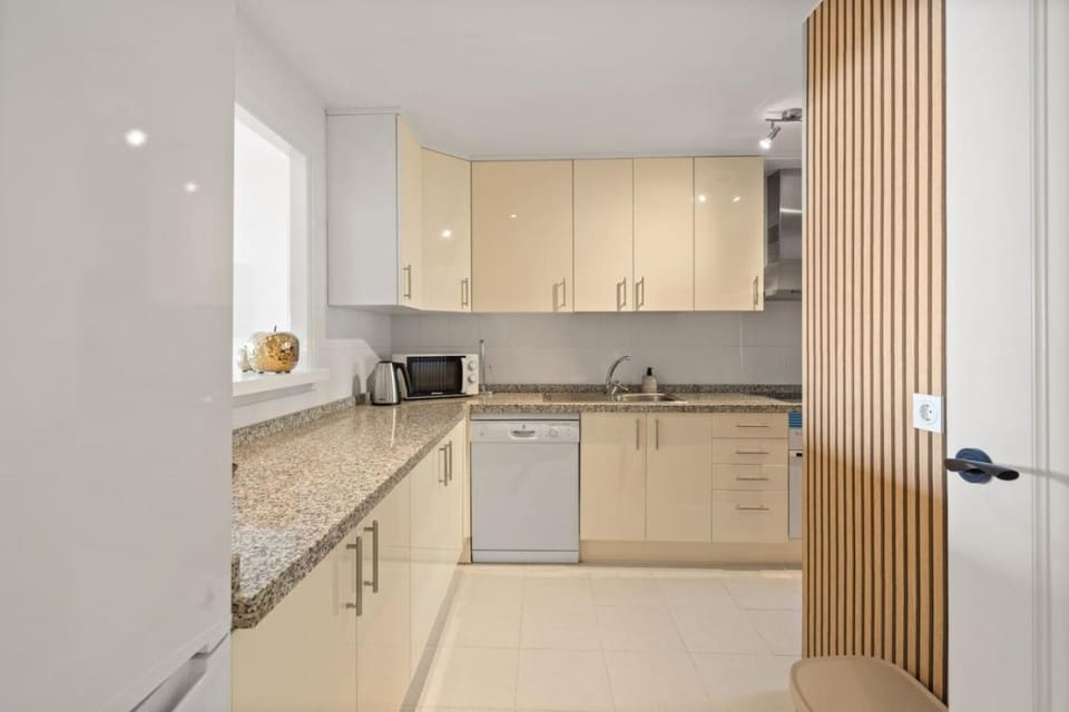 Coffee/tea facilities, dishwasher, microwave, oven, kitchen