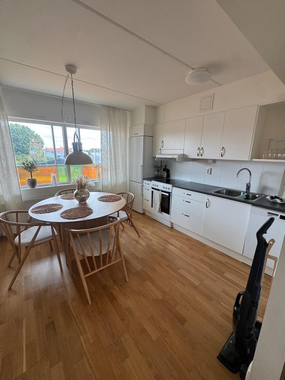 Kitchen or kitchenette, Dining area