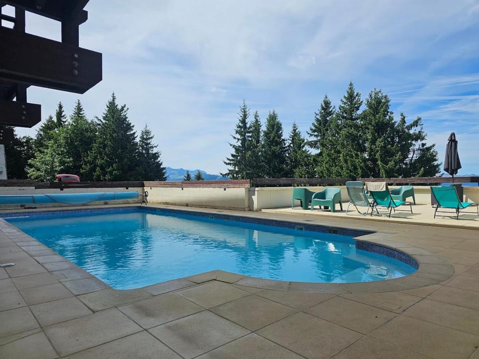 Day, Swimming pool