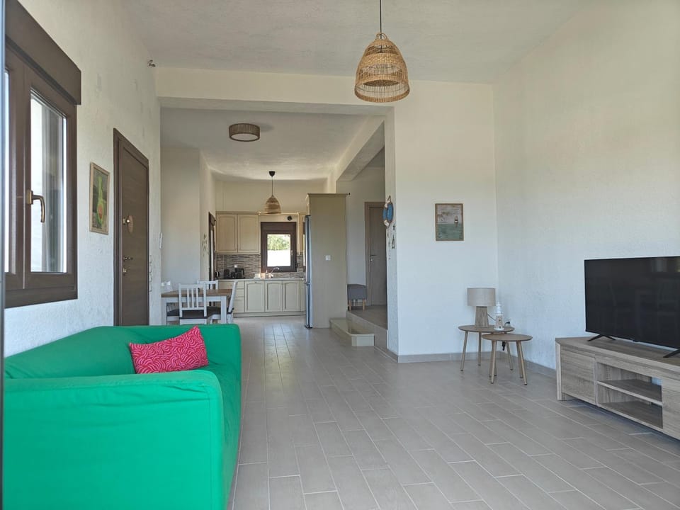 TV and multimedia, Living room, Seating area, Evening entertainment