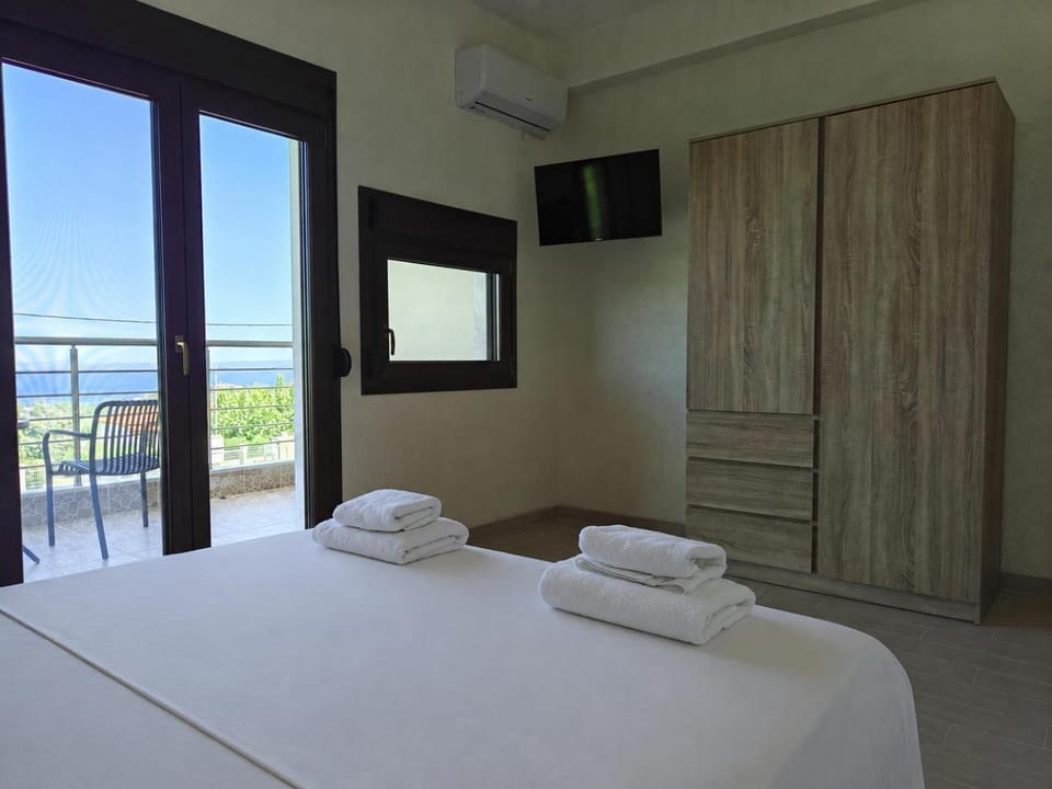 Bed, TV and multimedia, Bedroom, towels, wardrobe, air conditioner