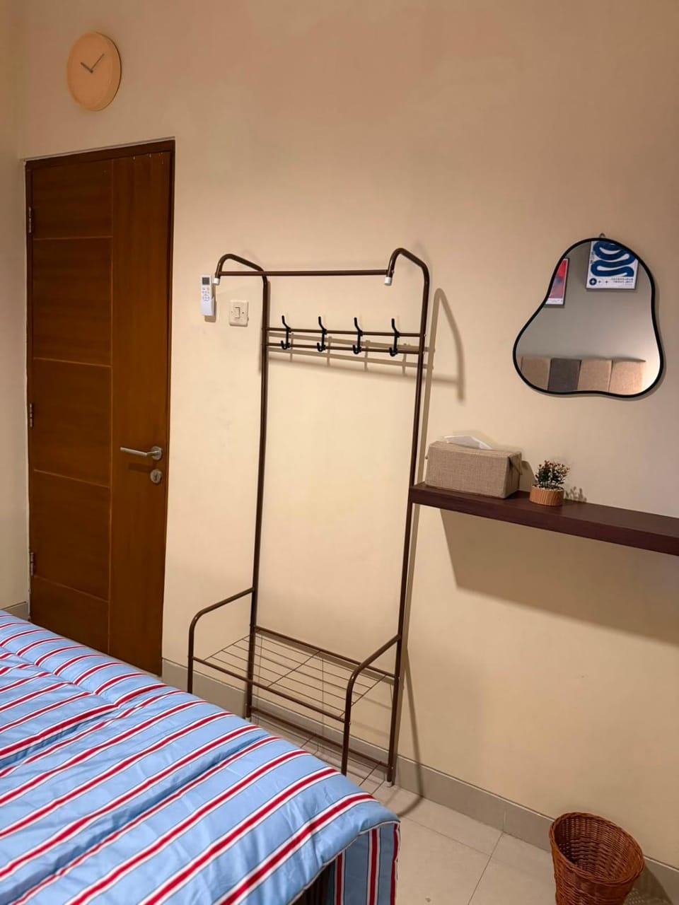 Photo of the whole room, Bedroom