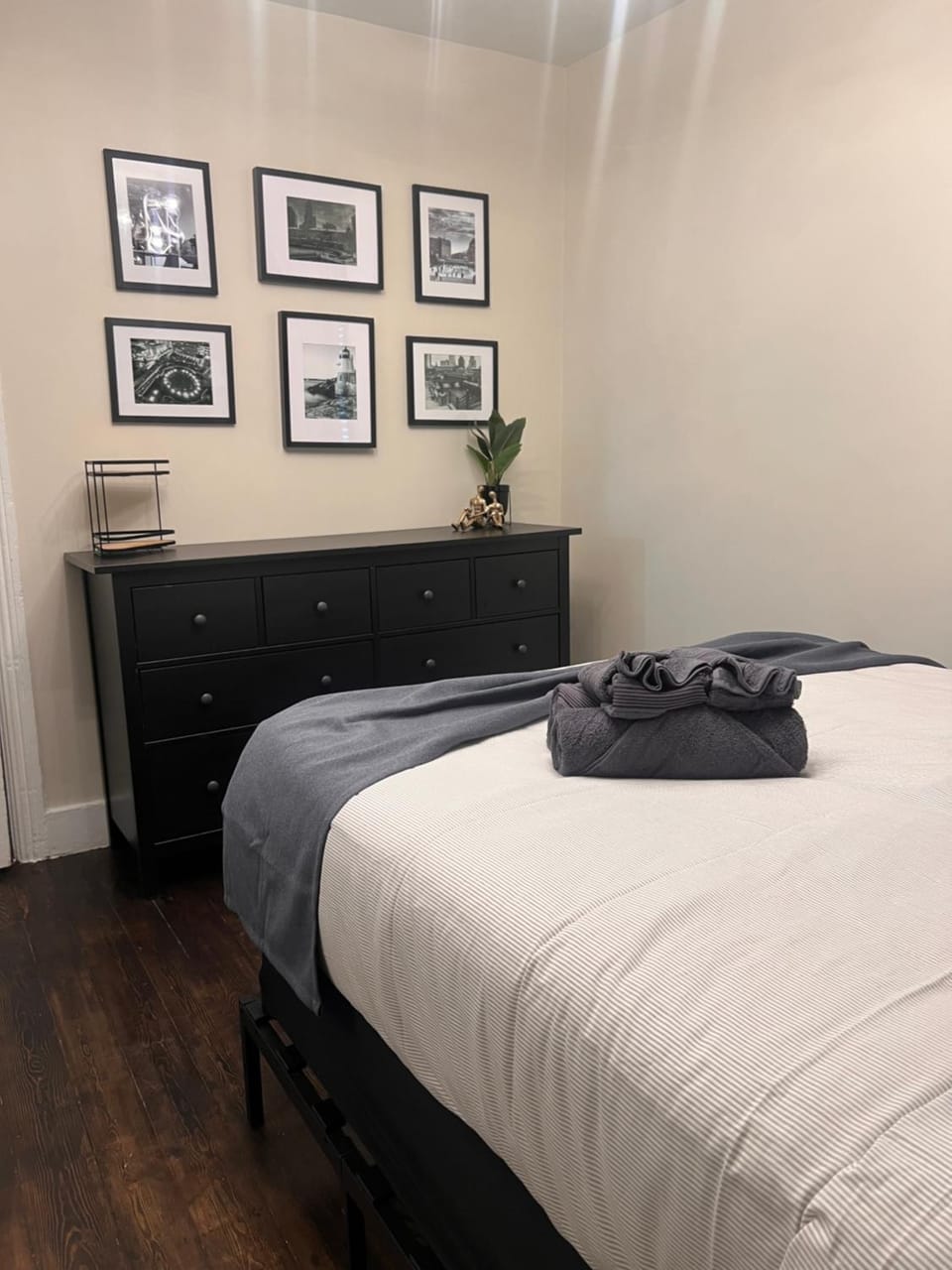 Bed, Photo of the whole room, Bedroom, towels