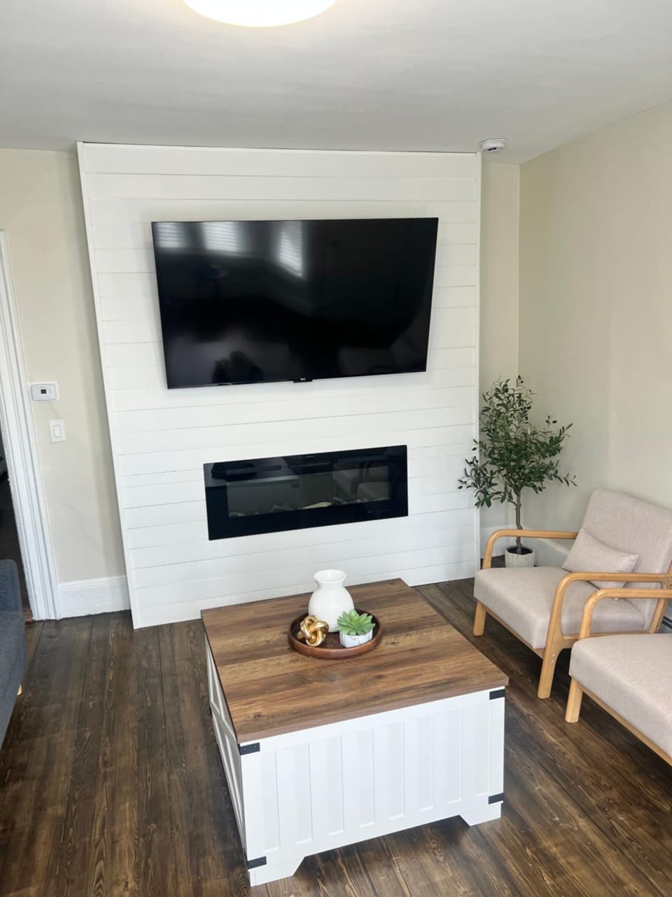 TV and multimedia, Living room, Seating area, Evening entertainment