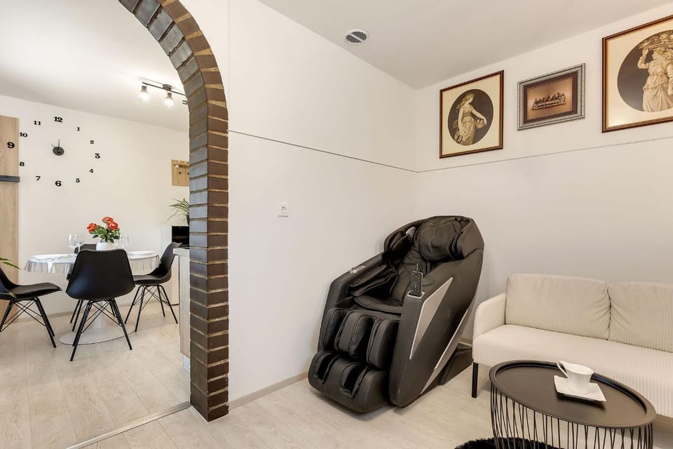 Massage, Living room, Seating area