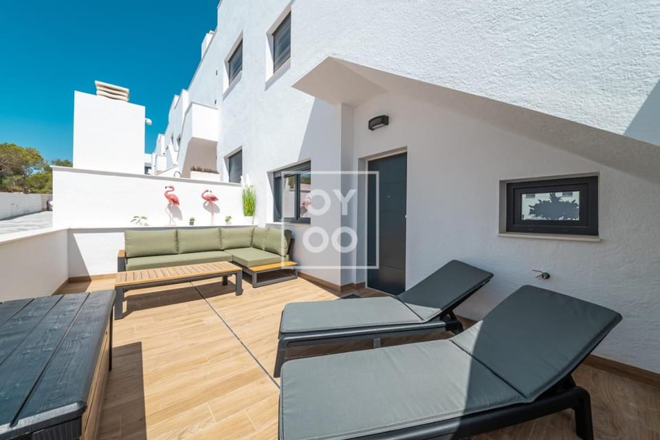 Property building, Balcony/Terrace, sunbed