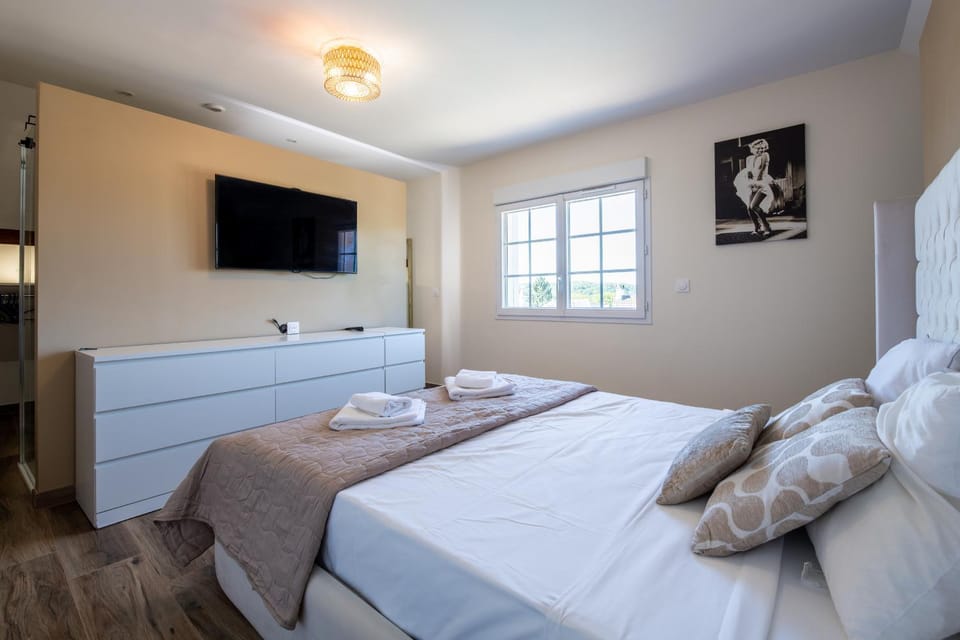Bed, TV and multimedia, Photo of the whole room, Bedroom, towels