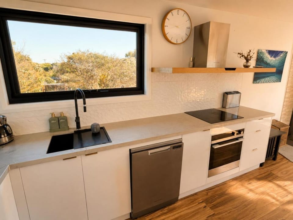Kitchen or kitchenette, oven, washing machine