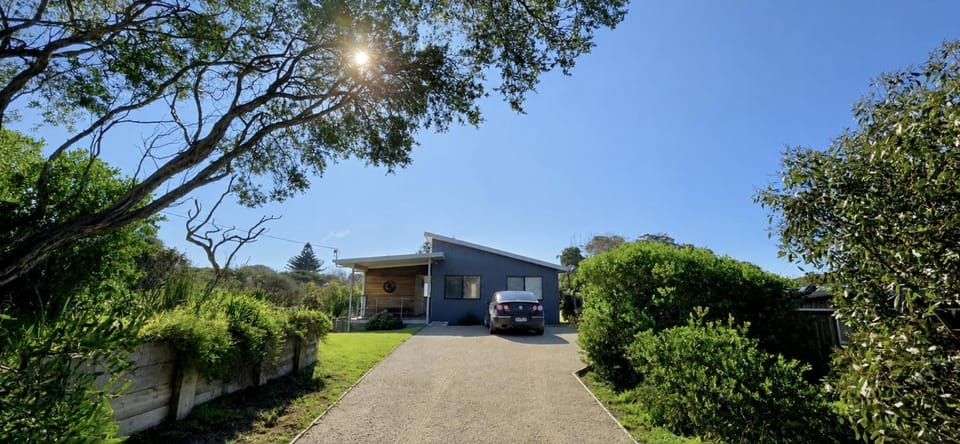 Property building, Natural landscape, Garden, Garden, Parking