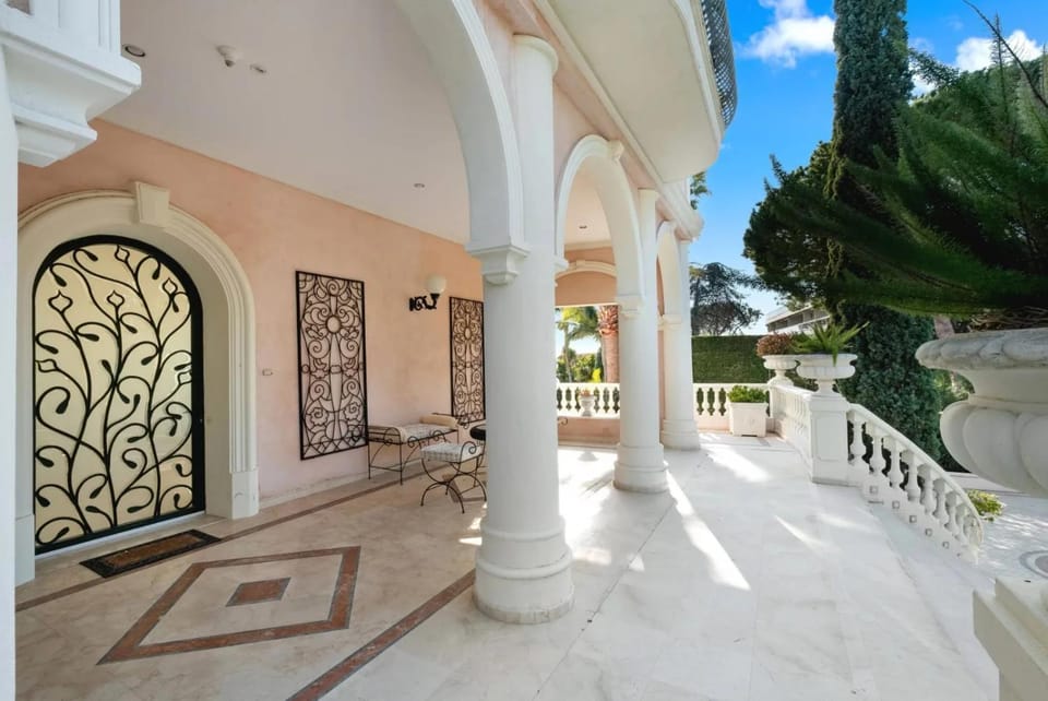 Charmant séjour au cœur de la ville avec vue magnifique Apartment in Antibes