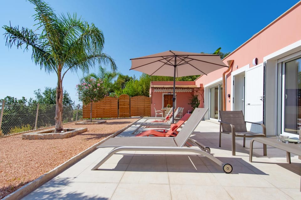 Property building, Patio, Spring, Day, Natural landscape, Garden, View (from property/room), Balcony/Terrace, Garden view, sunbed