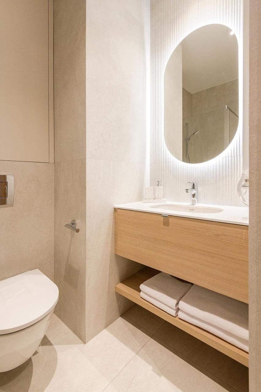 Shower, Toilet, Bathroom, towels