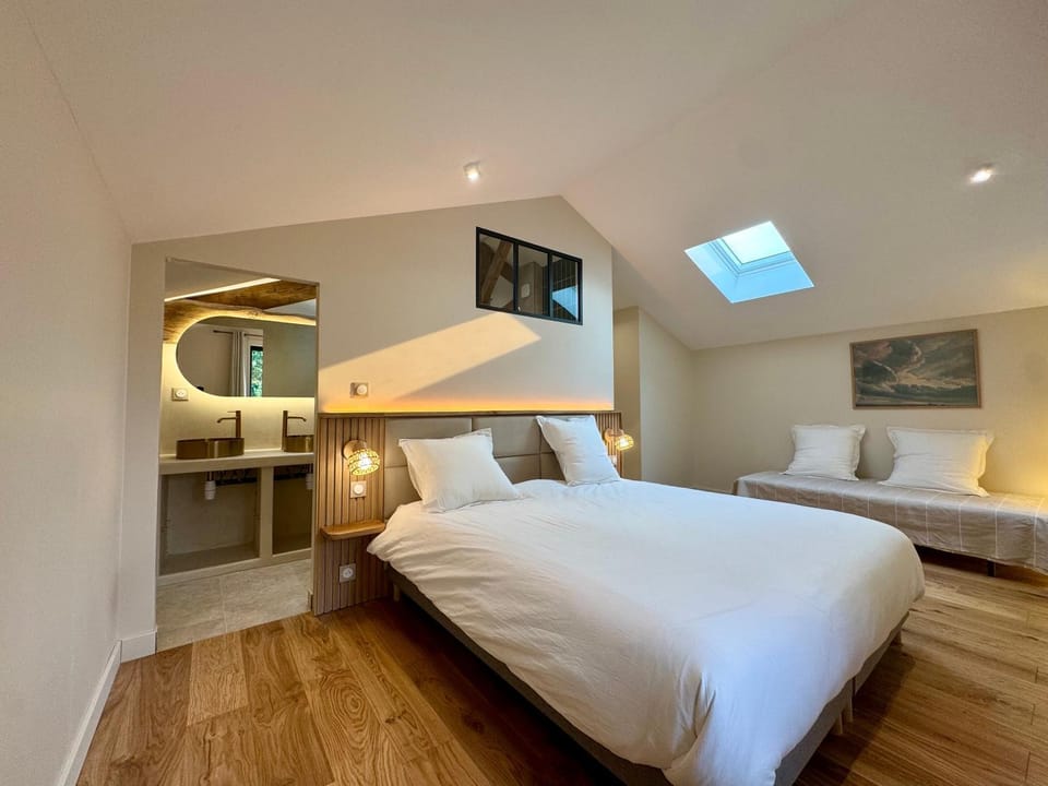 Bed, TV and multimedia, Photo of the whole room, Bedroom, towels