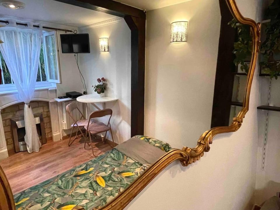 Studio and its garden, Paris Apartment in Paris