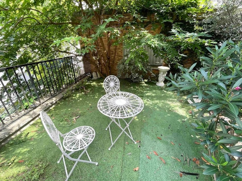 Studio and its garden, Paris Apartment in Paris