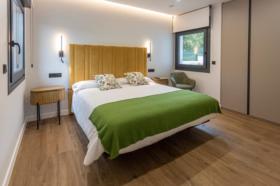 Photo of the whole room, Bedroom