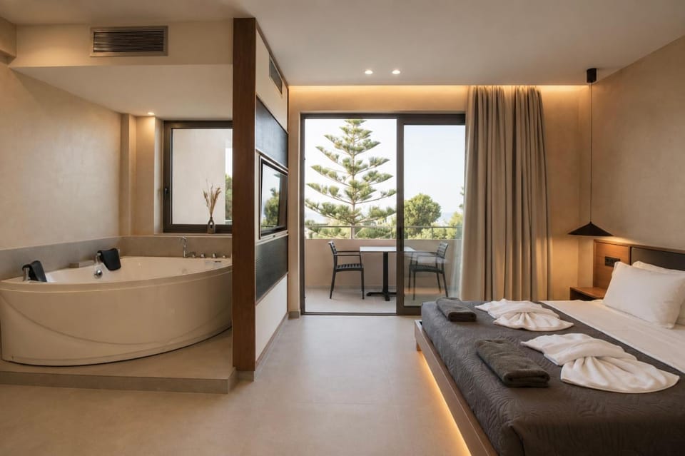 Bed, Hot Tub, Hot Tub, Bathroom, Photo of the whole room, Bedroom, Bath, towels