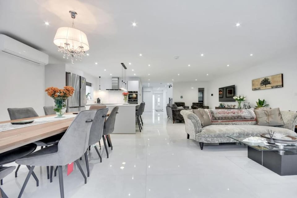 TV and multimedia, Living room, Seating area, Dining area