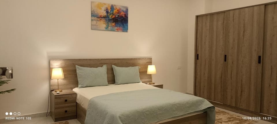 Photo of the whole room, Bedroom, wardrobe