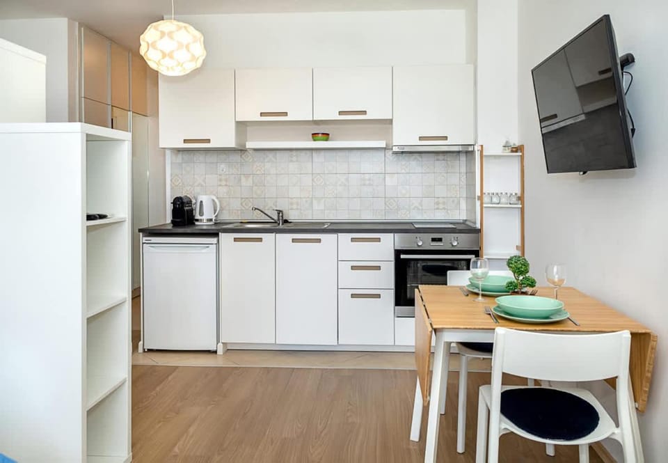 TV and multimedia, Kitchen or kitchenette, Dining area, oven, stove