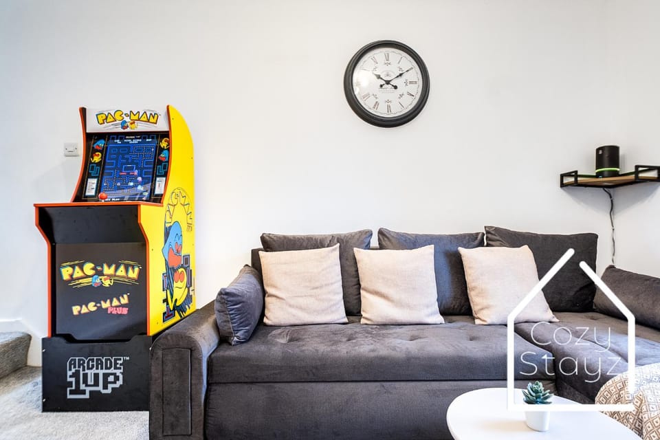 Vibrant Spacious 3 Bed with Pac Man & Ping Pong near City Centre - Free Parking House in Salford
