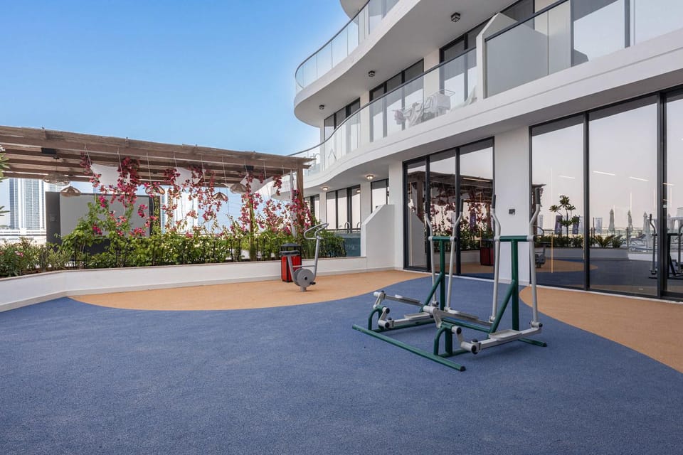 StayShort - Gorgeous 1 bedroom Apartment in Studio City Sleeps 4 with Balcony Apartment in Dubai