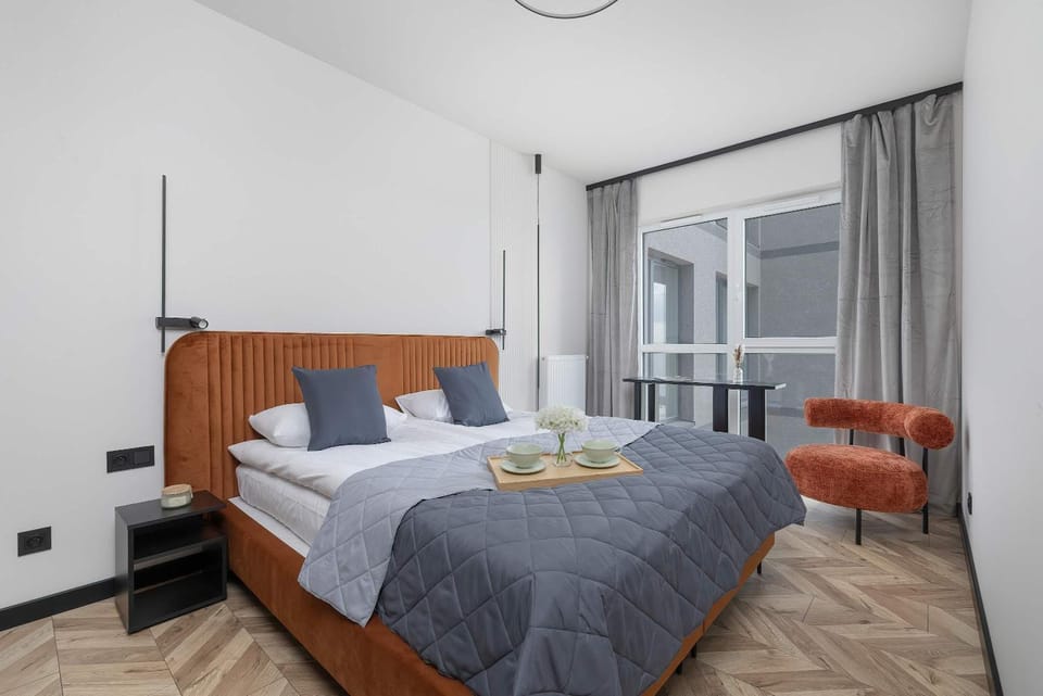 Bed, Photo of the whole room, Seating area, Bedroom, towels