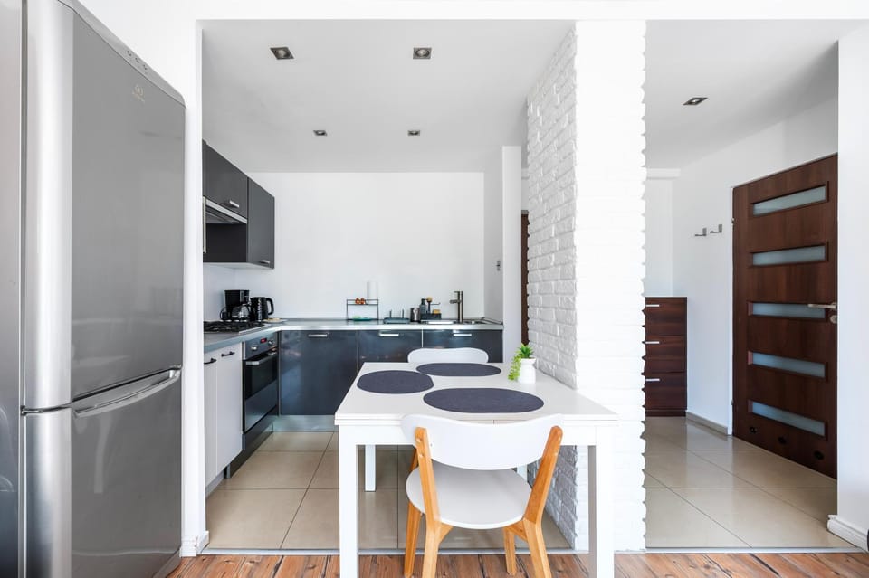 Kitchen or kitchenette, Seating area, oven, stove