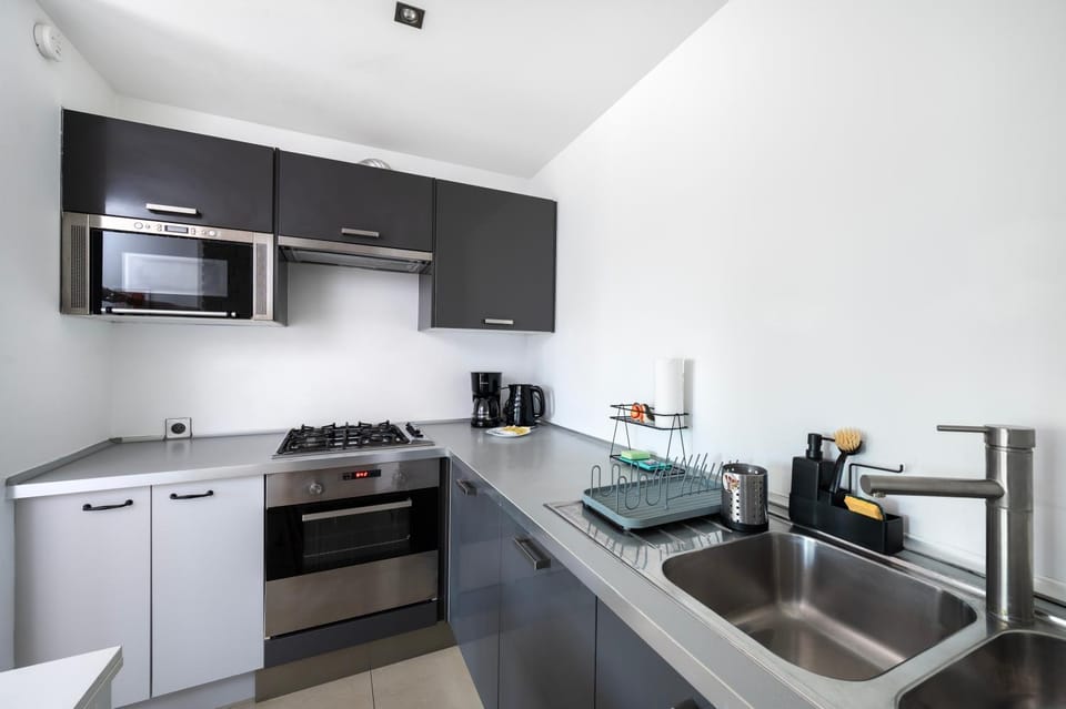 Coffee/tea facilities, Kitchen or kitchenette, oven, stove