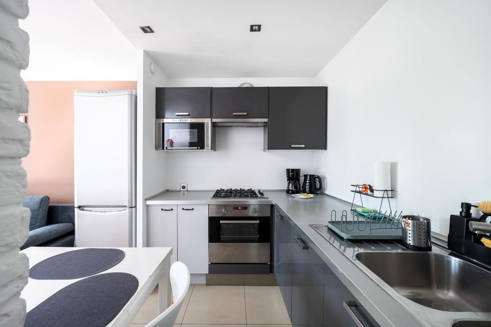 Coffee/tea facilities, Kitchen or kitchenette, oven, stove