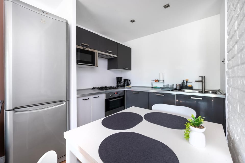 Kitchen or kitchenette, Dining area, oven, stove