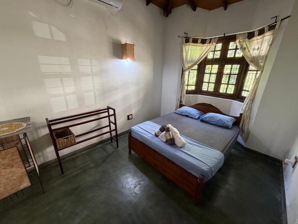 Bed, Photo of the whole room, towels, air conditioner