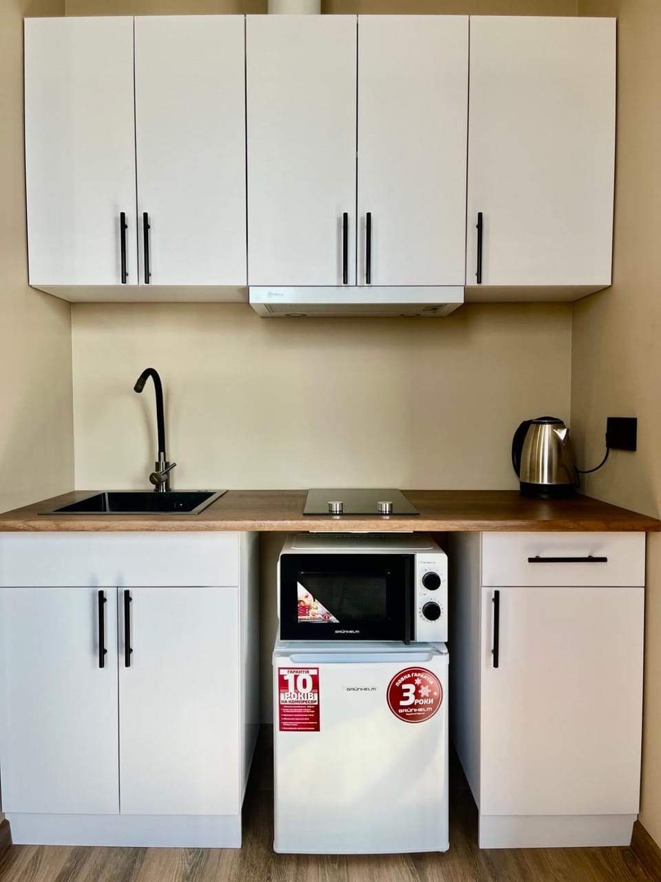 Coffee/tea facilities, Kitchen or kitchenette, stove
