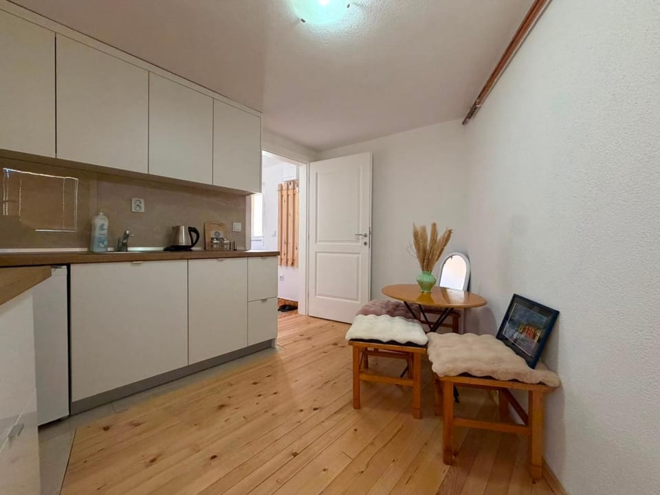 Kitchen or kitchenette, Dining area, minibar, oven, stove