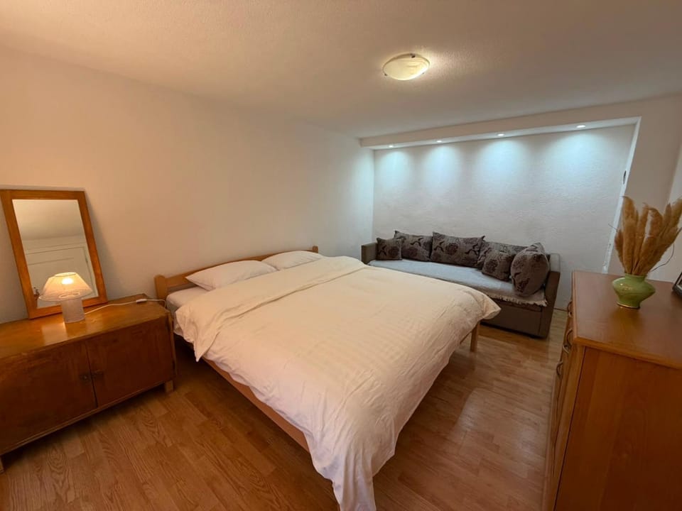 Bed, Photo of the whole room, Seating area, Bedroom