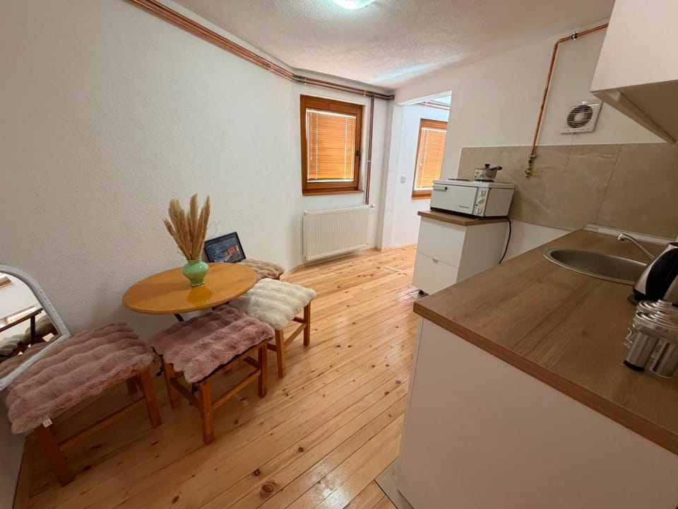 Kitchen or kitchenette, Dining area, minibar, stove