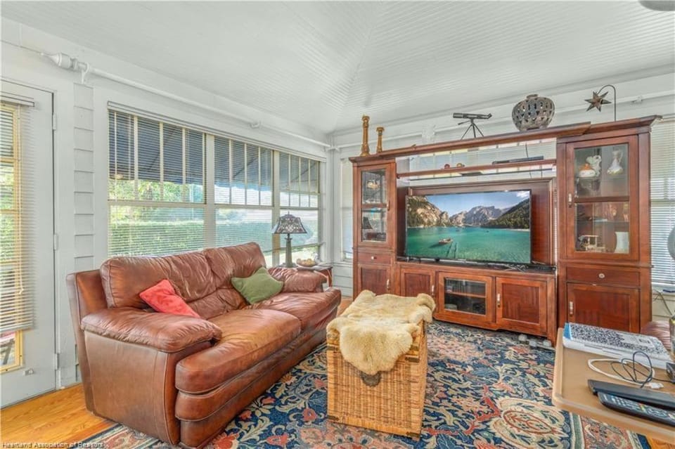 Communal lounge/ TV room, TV and multimedia, Living room, Seating area, Evening entertainment