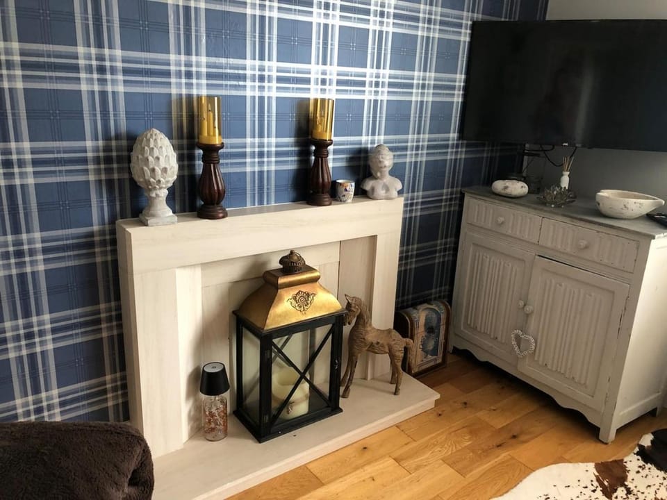 TV and multimedia, Living room, fireplace