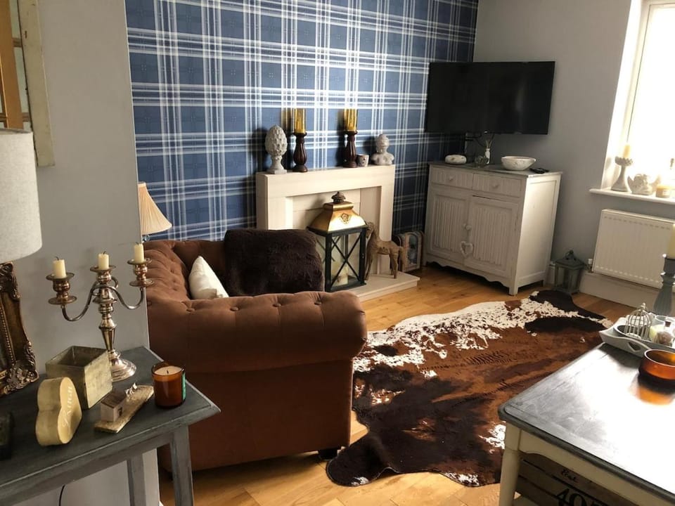 TV and multimedia, Living room, Seating area, Evening entertainment