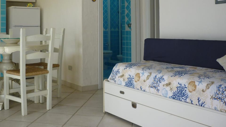 Bed, Dining area