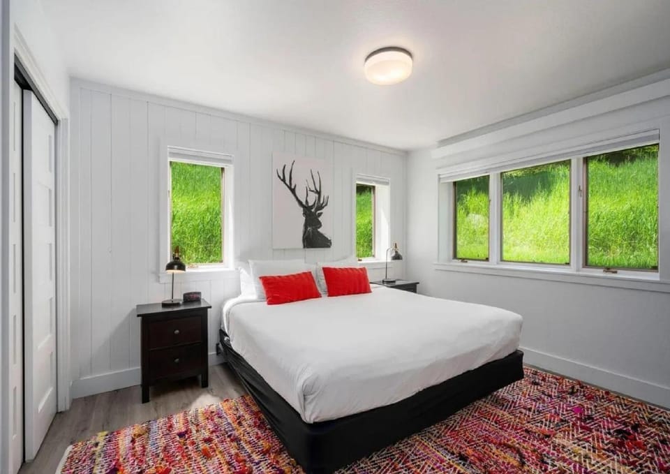 Modern Village Condo Near Ski Lifts Apartment in Teton Village