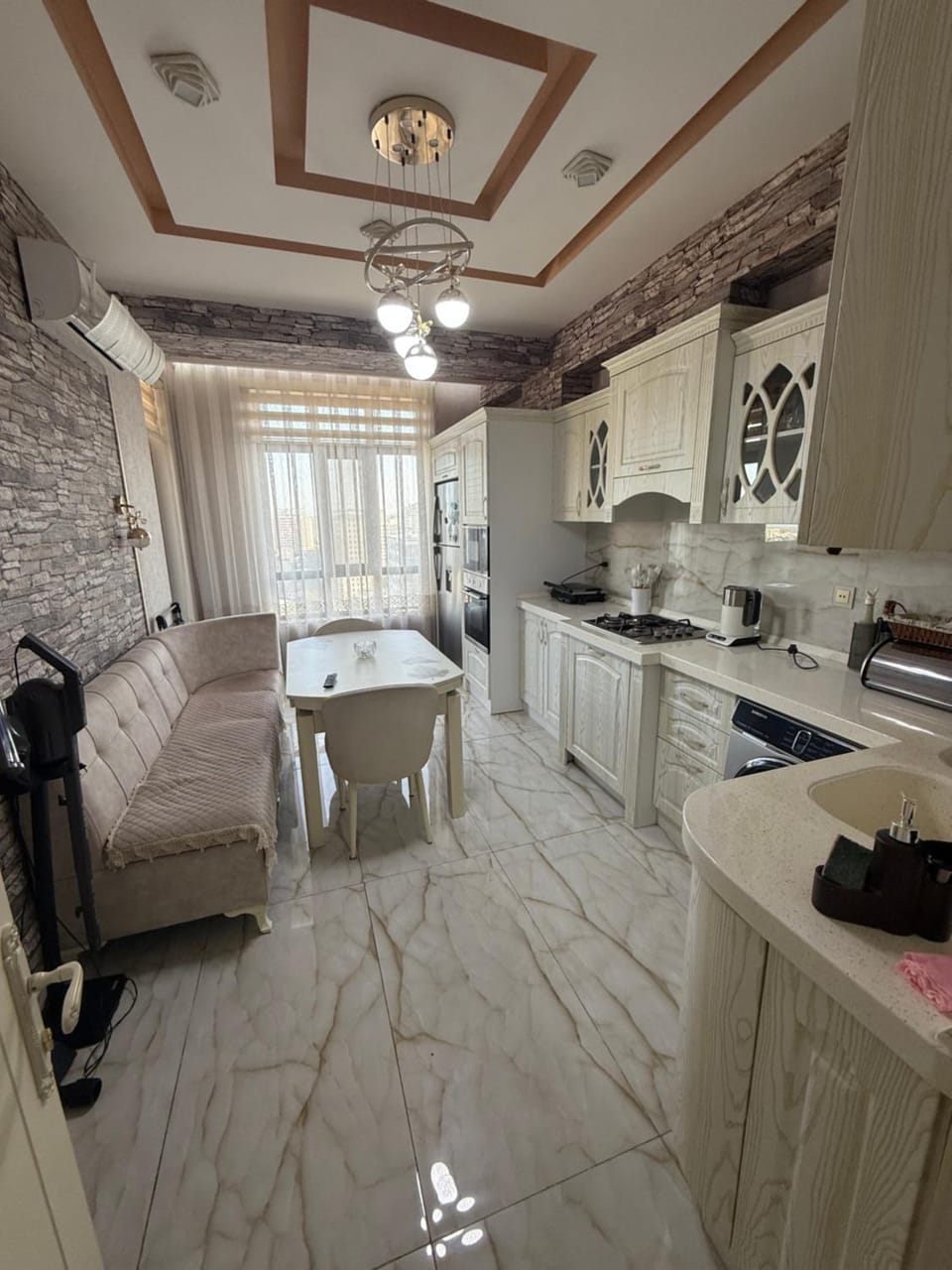 Kitchen or kitchenette, Dining area