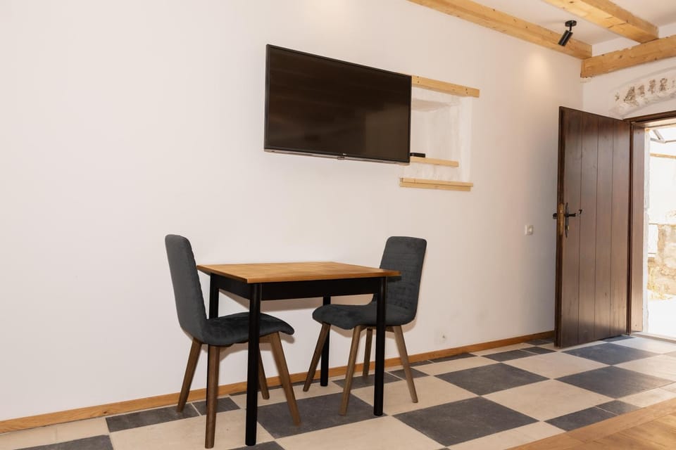 Communal lounge/ TV room, TV and multimedia, Living room, Seating area, Dining area, Evening entertainment