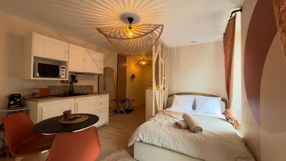 Bed, Kitchen or kitchenette, Photo of the whole room, pet friendly, stove