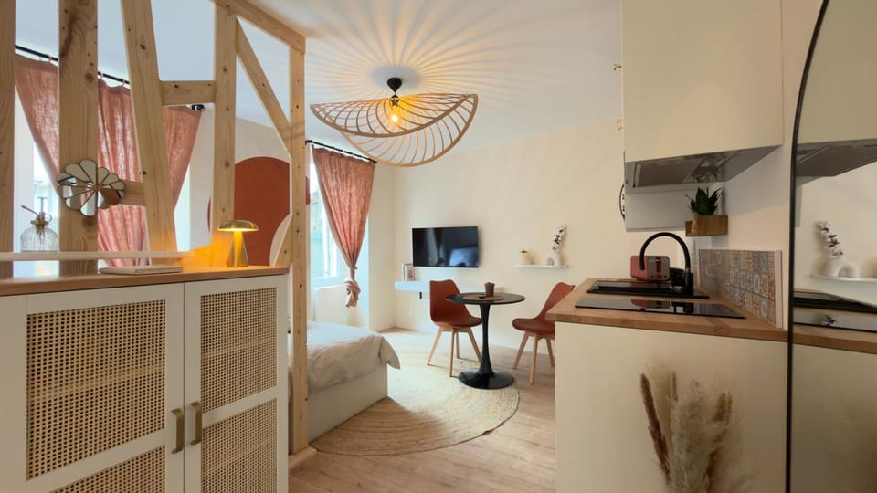 TV and multimedia, Kitchen or kitchenette, Photo of the whole room, Dining area