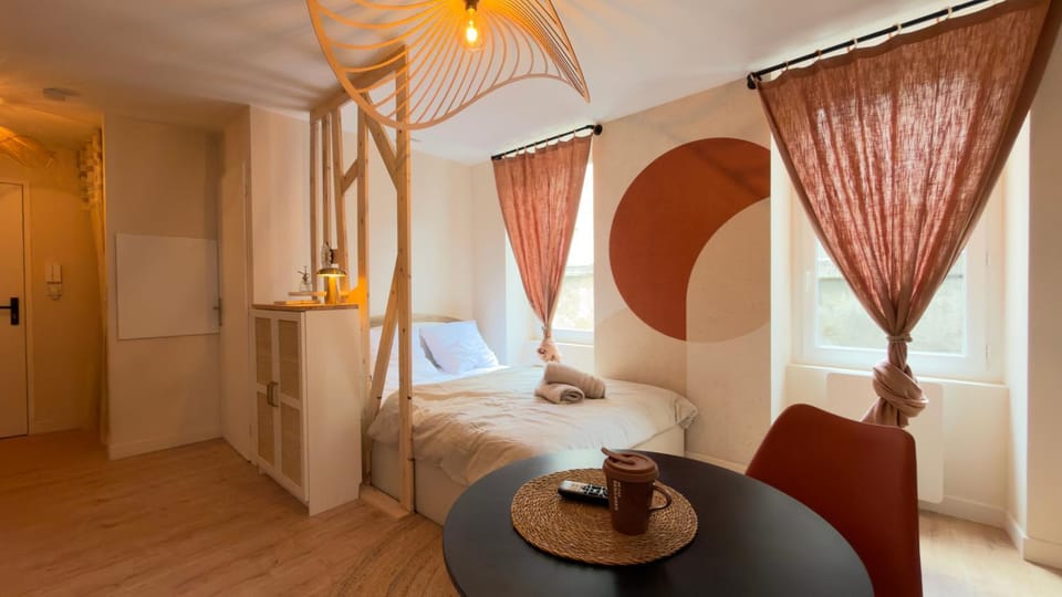 Bed, Photo of the whole room, Seating area