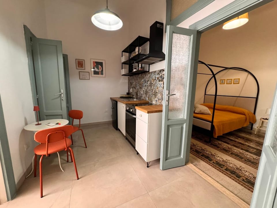 Kitchen or kitchenette, Photo of the whole room, Dining area